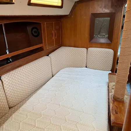 Fully Equipped Sailing Boat & Exploring Zodiac Ботель