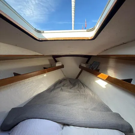 Fully Equipped Sailing Boat & Exploring Zodiac Ботель