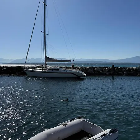 Ботель Fully Equipped Sailing Boat & Exploring Zodiac Ньон