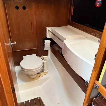 Fully Equipped Sailing Boat & Exploring Zodiac Ботель Ньон