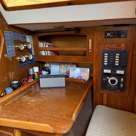 Fully Equipped Sailing Boat & Exploring Zodiac Ботель Ньон