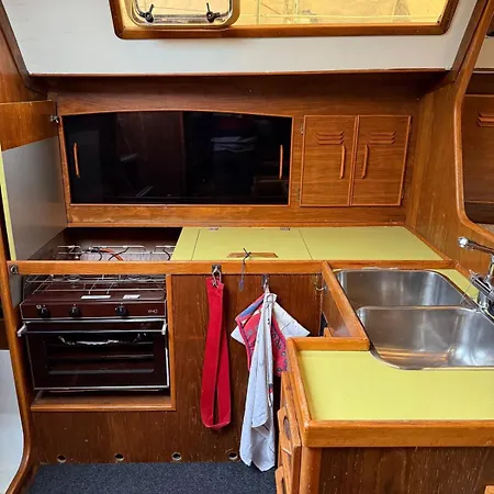 Ботель Fully Equipped Sailing Boat & Exploring Zodiac Ньон
